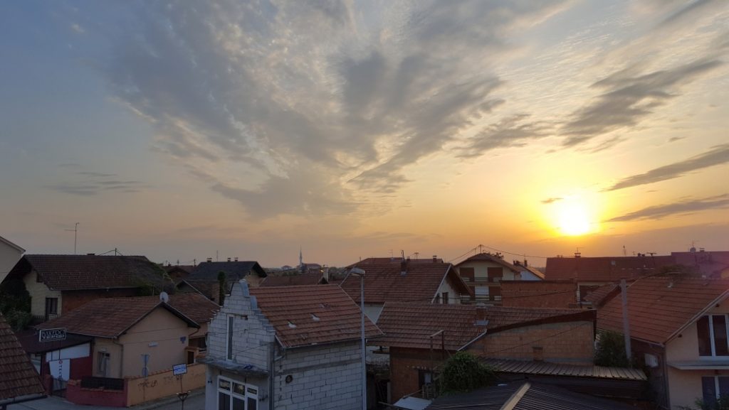 Blick über Brcko. Am Horizont das Minarett der Weißen Moschee.
