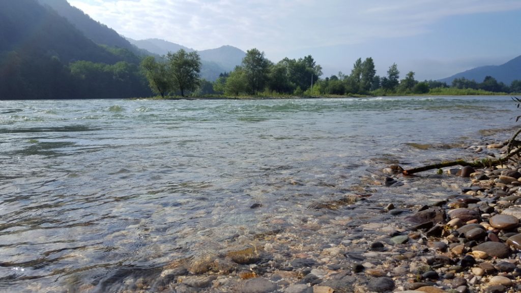 Die Drina vor Bratunac.